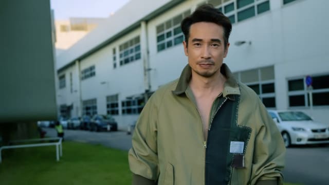 陈豪街头排队买面被偶遇，穿袜子配拖鞋竟获赞“潮流教主”！