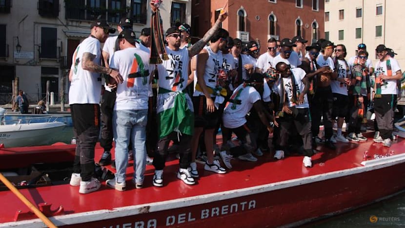 Celebrations in the canals as Venezia set sail for Serie A
