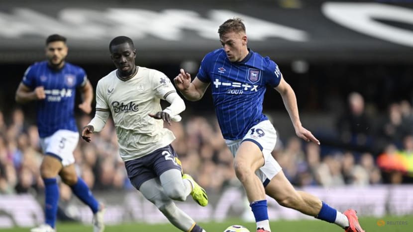 Everton's good run continues with 2-0 win at feeble Ipswich
