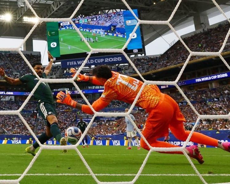 Goalkeepers at fault as Uruguayan persistence and Saudi patience go in vain