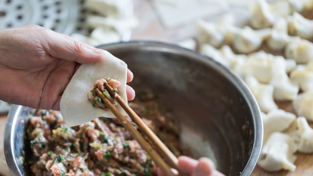 员工误用剧毒生乌粉当黑胡椒包饺子 新疆推拿店老板被毒死