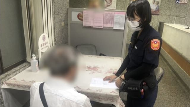住在一起却少说话 台父默默掏钱帮助“儿子”险被骗