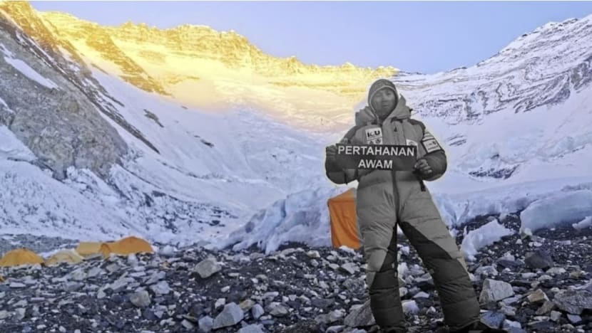 Jenazah pendaki M'sia Everest dibawa turun, seorang lagi masih hilang Jenazah pendaki M'sia Everest dibawa turun, seorang lagi masih hilang