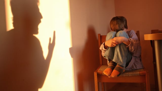 台少年从小学至高中被父亲施暴 患重度抑郁症