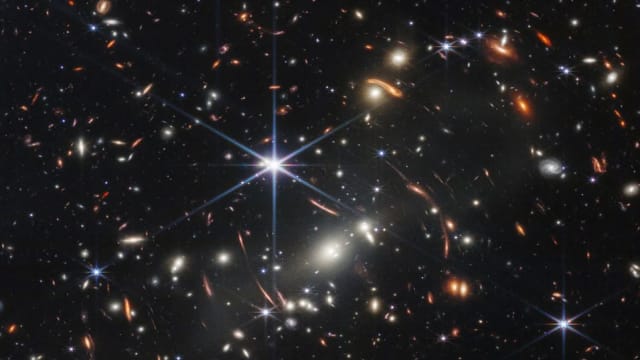美国公布首张太空全彩色图像 可追溯130亿年前宇宙样貌