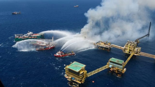 墨西哥石油平台发生大火 两人死亡一人失踪