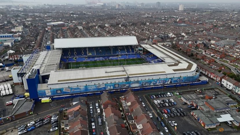 Chaotic finish to old-school game perfect derby finale at Goodison