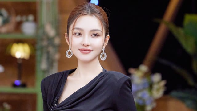 周扬青与神秘男“搂腰过马路”　甜蜜互动被拍