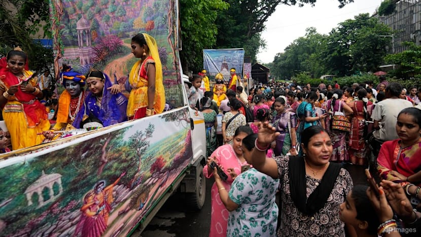 Crowd surge at Hindu festival in India leaves 1 dead and many hospitalised