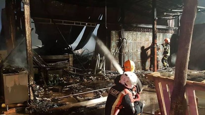 Penduduk dipindahkan selepas kedai perabot dijilat api di Upper East Coast Road Penduduk dipindahkan selepas kedai perabot dijilat api di Upper East Coast Road