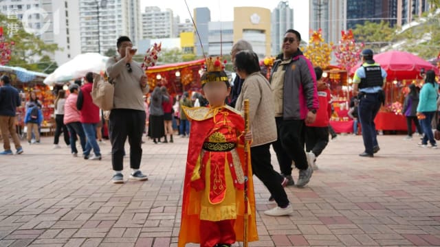庙宇前扮孙悟空收费合影 香港男童：妈妈叫我站这