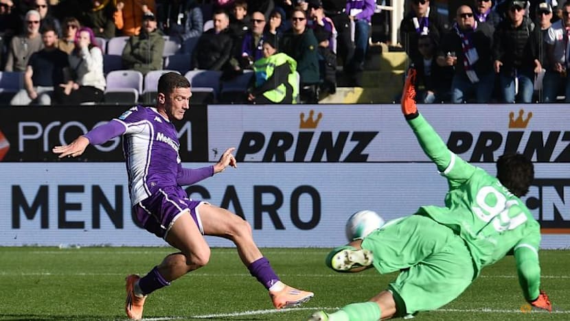 Roma take top spot with 2-1 comeback win at Fiorentina