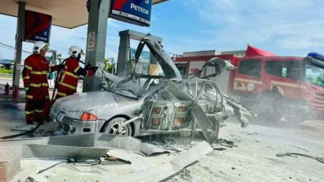 添油时轿车突爆炸 车身被烧车主受伤