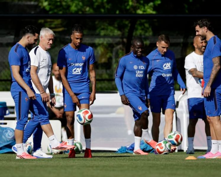 France may tweak, not tinker, as Iraq World Cup test looms