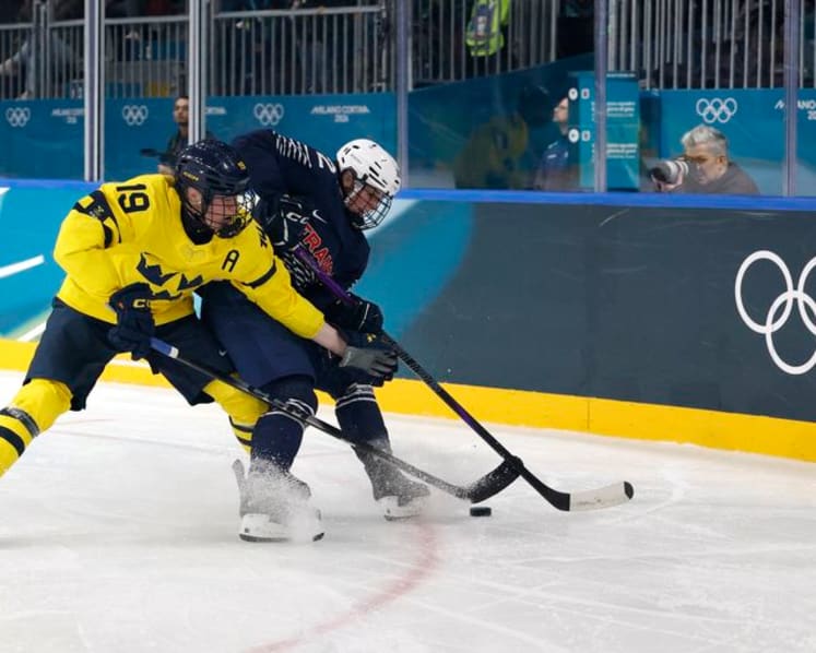 Ice hockey-Czechs get off the mark as Sweden sail into quarters