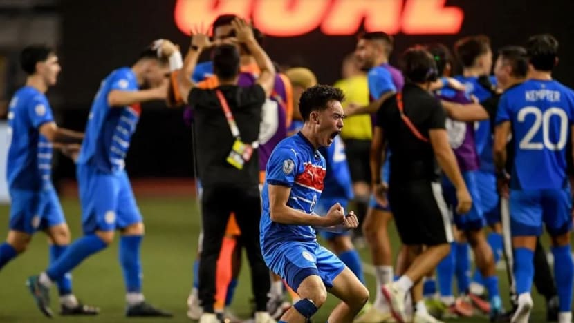 Filipina tundukkan Thailand 2-1 dalam perlawanan pertama separuh akhir Piala ASEAN Mitsubishi Electric Filipina tundukkan Thailand 2-1 dalam perlawanan pertama separuh akhir Piala ASEAN Mitsubishi Electric