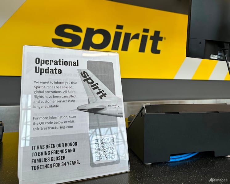 Airlines scramble to help stranded Spirit passengers after budget carrier collapses