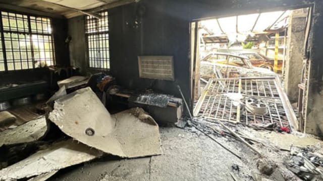 马国民众屠妖节放爆竹惹祸 民宅车辆被“炸毁”