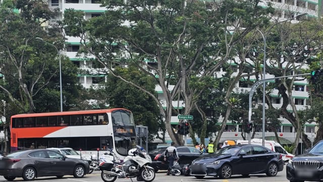 亚历山大路轿车和摩托车相撞 骑士受伤送院