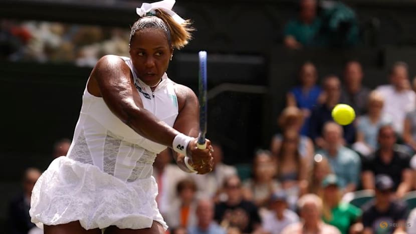 Defending champion Swiatek struggles to emotional first-round victory