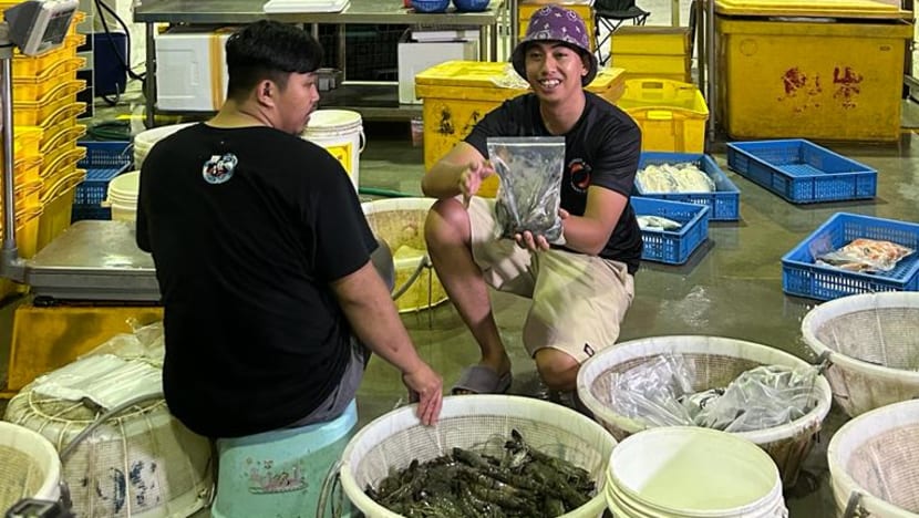 "Tangan kita kotor, bau busuk": Sumber rezeki sara keluarga penjual ikan "Tangan kita kotor, bau busuk": Sumber rezeki sara keluarga penjual ikan