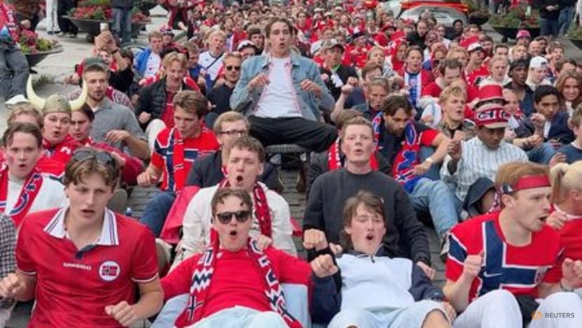 Norwegian fans take dawn World Cup party to palace gates to wake the King