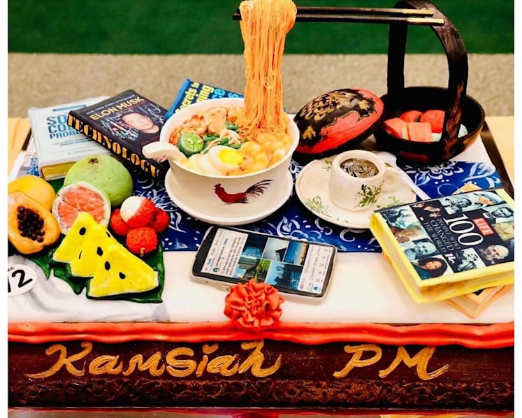 What’s on the 'mee siam' cake that was given to PM Lee after his last parliament sitting as Prime Minister?