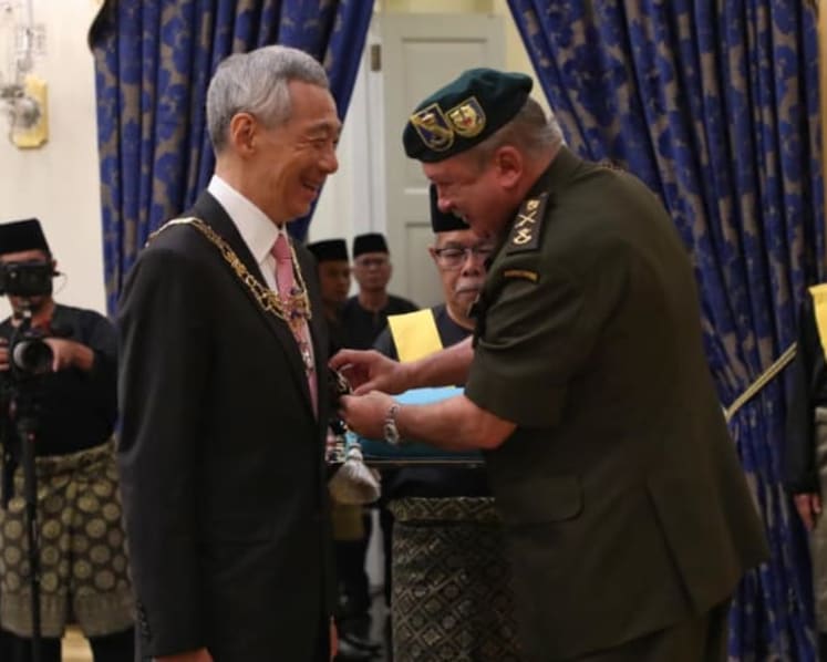 PM Lee Hsien Loong, Ho Ching receive awards from Johor Sultan
