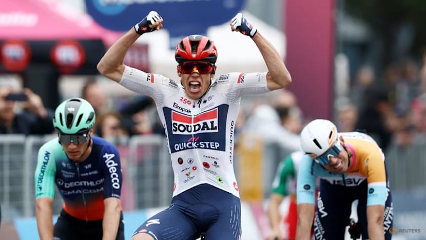 Magnier avoids crash and sprints to win Giro d'Italia opening stage