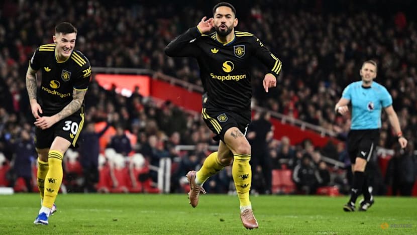 Arsenal suffer title jolt against inspired United, Villa close gap