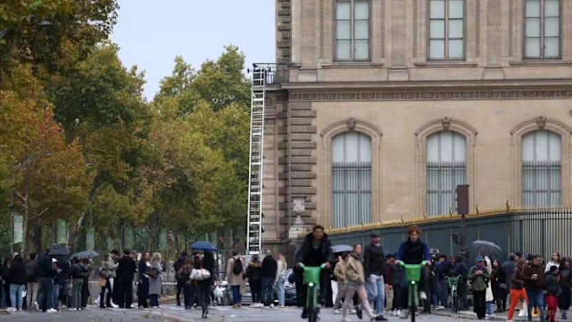 Pengarah Louvre salahkan kelemahan CCTV atas rompakan barang kemas AS$102 juta