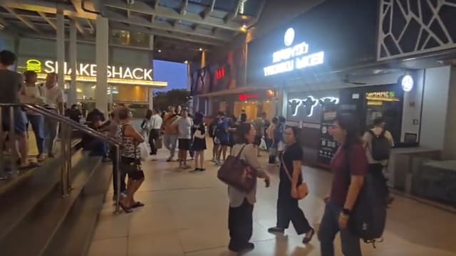 碧山商场餐馆传火警 一人入院上百人疏散