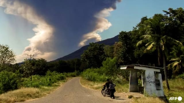 印尼勒沃托比火山再度猛烈喷发 火山灰柱高达18公里