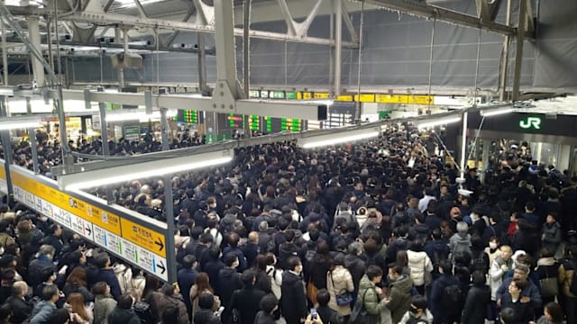 突发火患扰乱通勤 东京两条主线列车全线中断