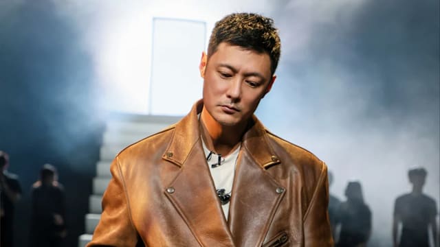 余文乐《披哥6》直播舞台情绪失控！掩面痛哭唱不下去，凌晨发文道歉