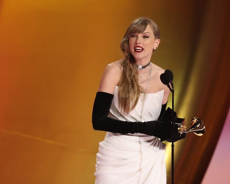 Taylor Swift announces new album while accepting Grammy
