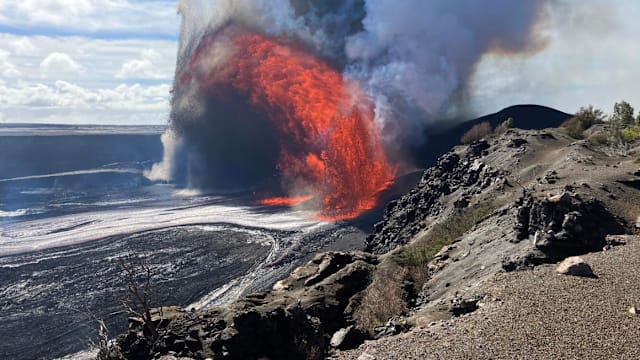 美国夏威夷基拉韦厄火山再度喷发