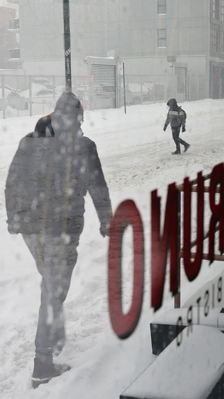 US storm leaves 850,000 without power, forces 10,000 flight cancellations