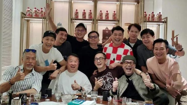 世纪饭局！欧阳震华晒超狂聚餐合照，TVB上一代小生都来了