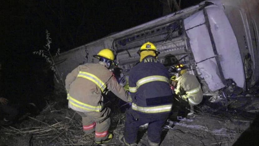 18 maut, bas terjunam di Mexico 18 maut, bas terjunam di Mexico