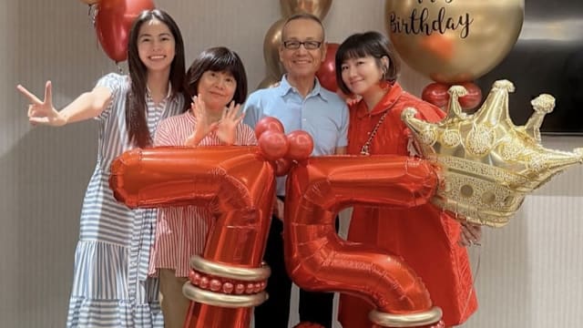 Selina宽松衫遮肚引二胎猜测　父亲75岁生日合照　宽松红衣+拿气球遮肚引热议