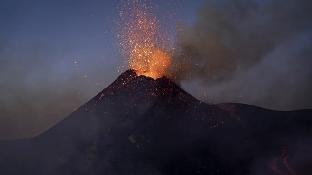 埃特纳火山再度爆发 导致意大利南部航班受影响