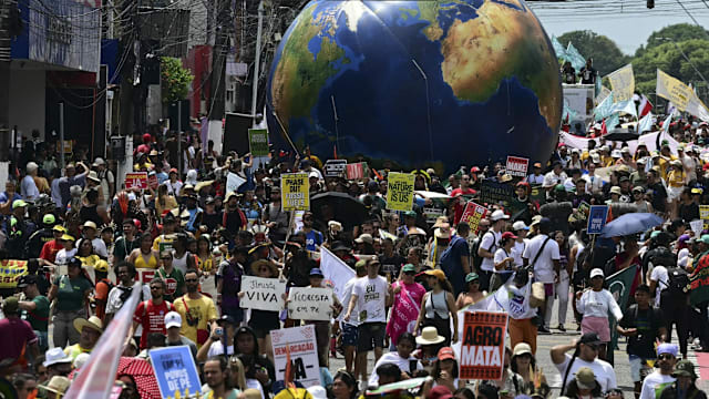 气候大会在巴西召开 大批民众走上街头示威抗议