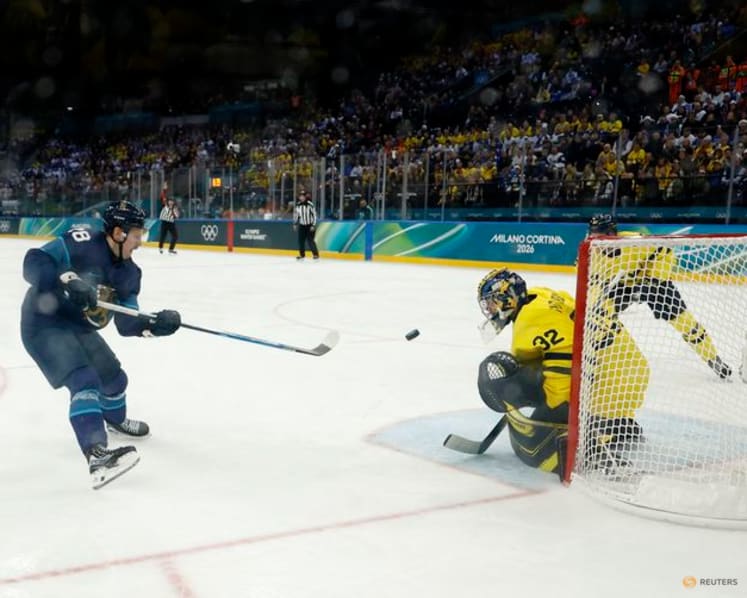 Ice hockey-Finland muscle past Sweden, Slovakia beat hosts Italy, Czechs notch win