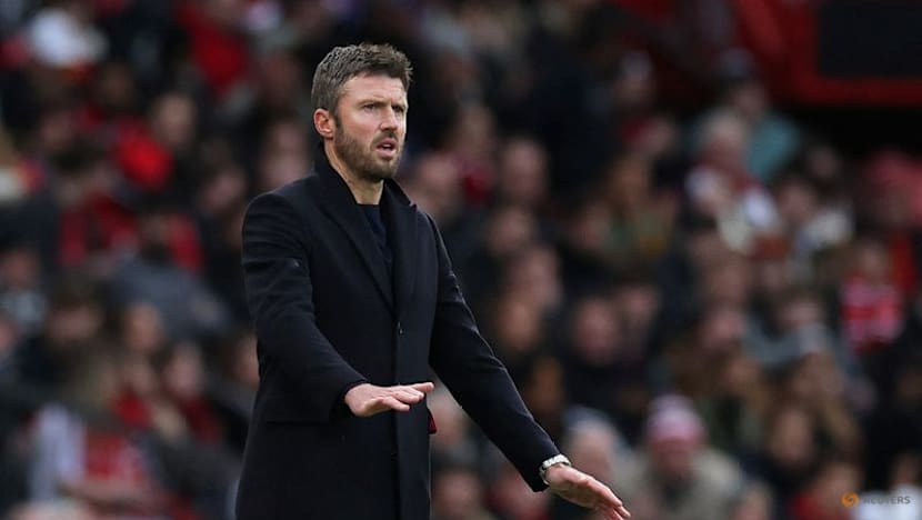 Carrick keeping feet on the ground as Man Utd visit leaders Arsenal