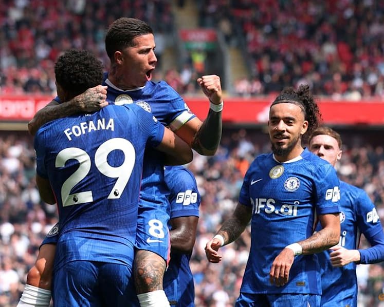 Chelsea boss Alonso gives little away on Fernandez future amid transfer talk