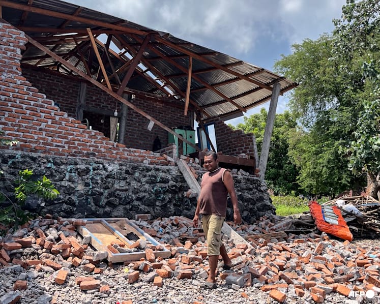 Shallow Indonesian 4.9-magnitude quake damages houses, injures residents