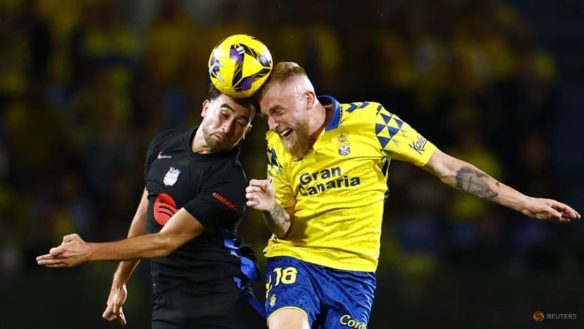 Barcelona reclaim top spot with dour 2-0 win at Las Palmas