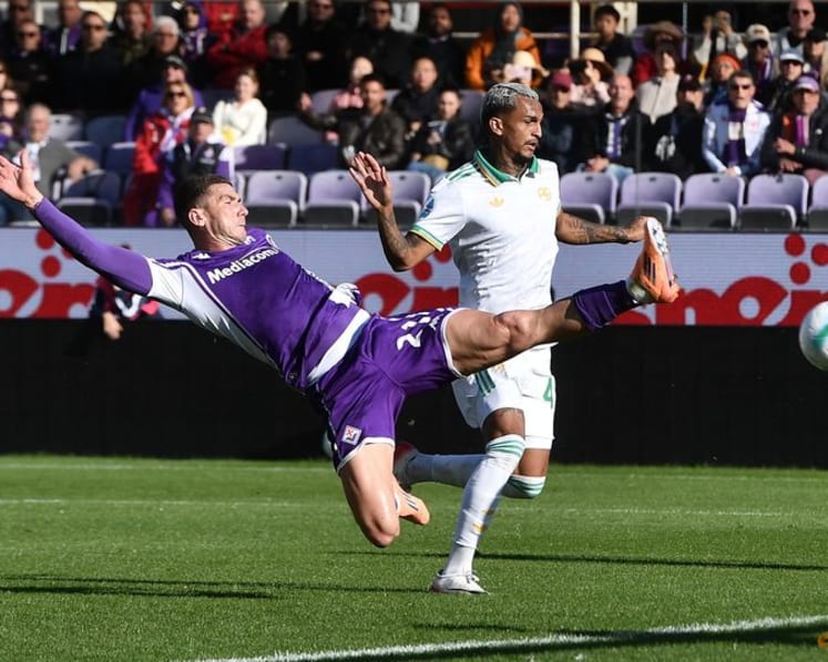 Roma take top spot with 2-1 comeback win at Fiorentina