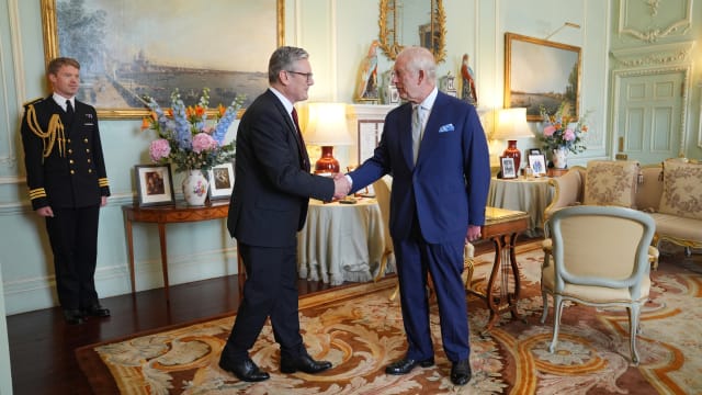 英国国王查尔斯三世正式委任工党党魁斯塔默为首相